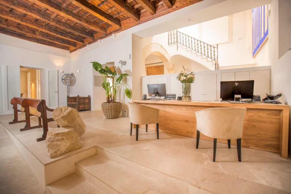 https://solution-contract.com/wp-content/uploads/2020/10/Recepcion-del-hotel-ICON-Roseto-by-Petit-Palace-en-Palma-de-Mallorca-360-1024x683-1.jpg